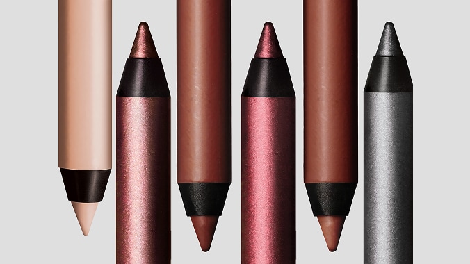 ¡NUEVO! M·A·C Kajal Excess Longwear Smoky eye liner​
